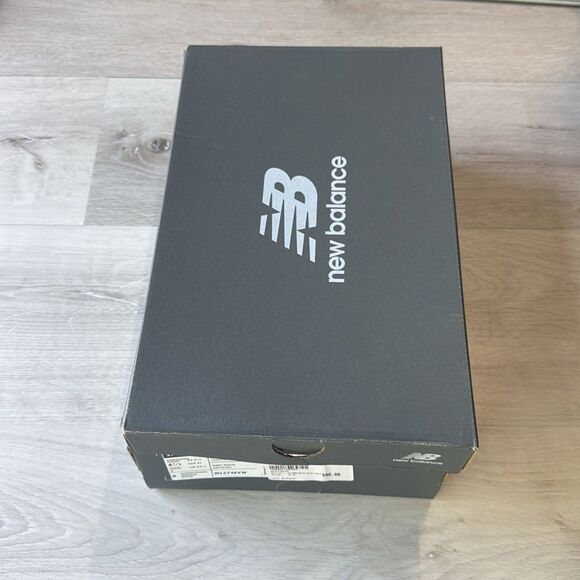New balance Women's
574 Core grey/white‎ size 6.5 NWT in box - Picture 8 of 14
